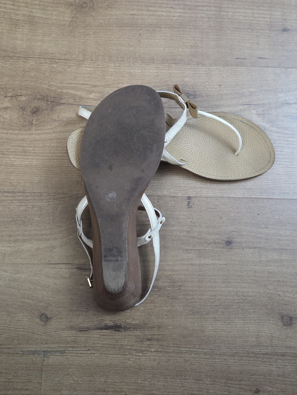 Tory Burch Kailey Wedge Thong Bow Logo Sandals - Picture 12 of 12